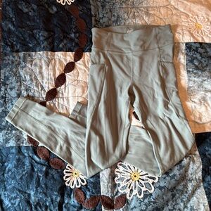 Athleta high rise stash your treasures tights size medium (8-10) olive green